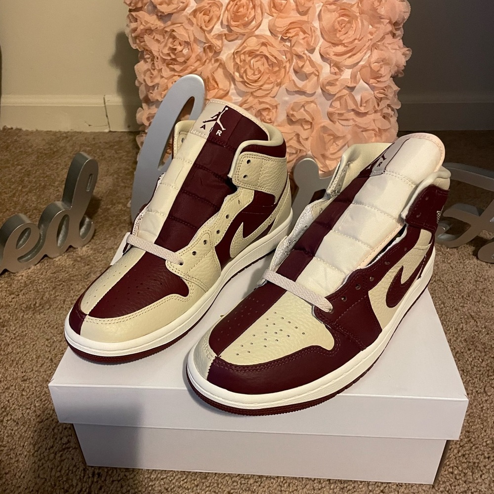 Jordan 1 mid split…size 8 women 6.5 men
Comes with extra laces…warn once